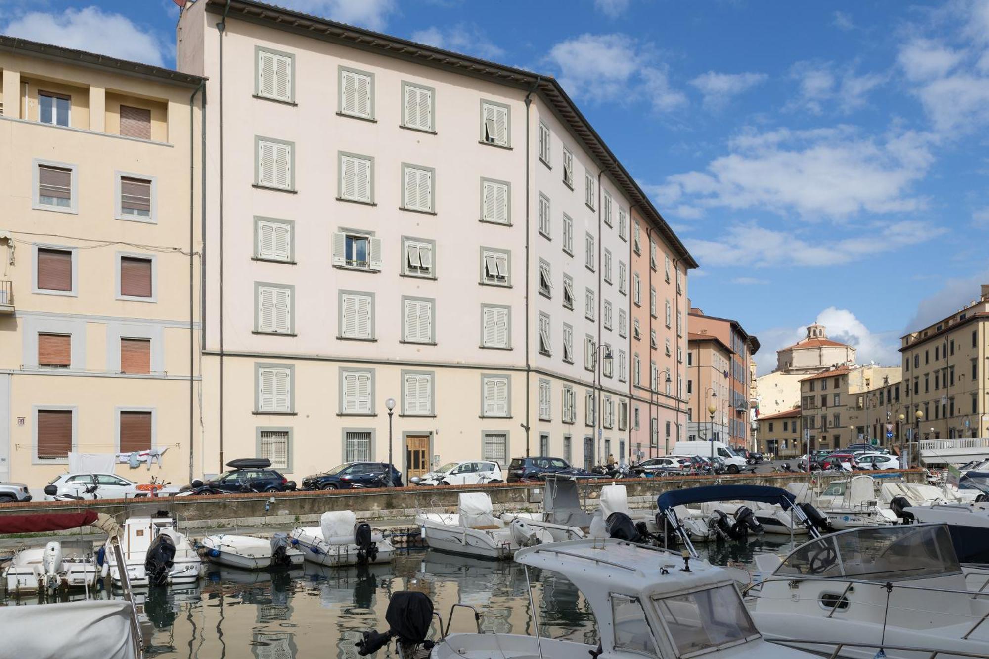 Near The Port-Elegante Appartamento Con Vista Sui Canali Livorno Buitenkant foto